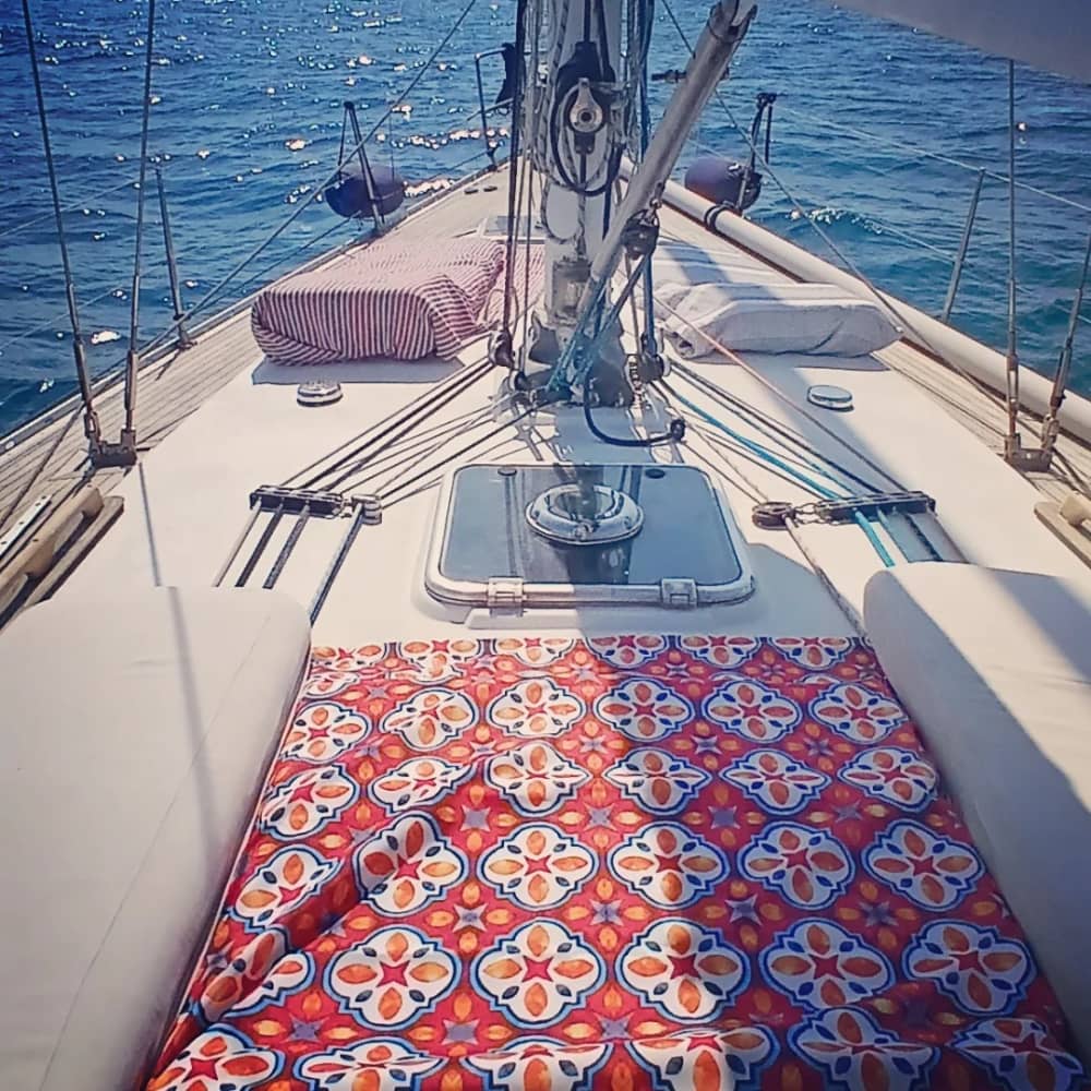 Goditi una giornata in mare a Monopoli a bordo di una barca a vela.