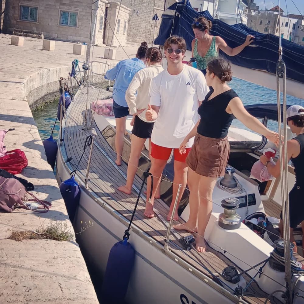 Goditi una giornata in mare a Monopoli a bordo di una barca a vela.