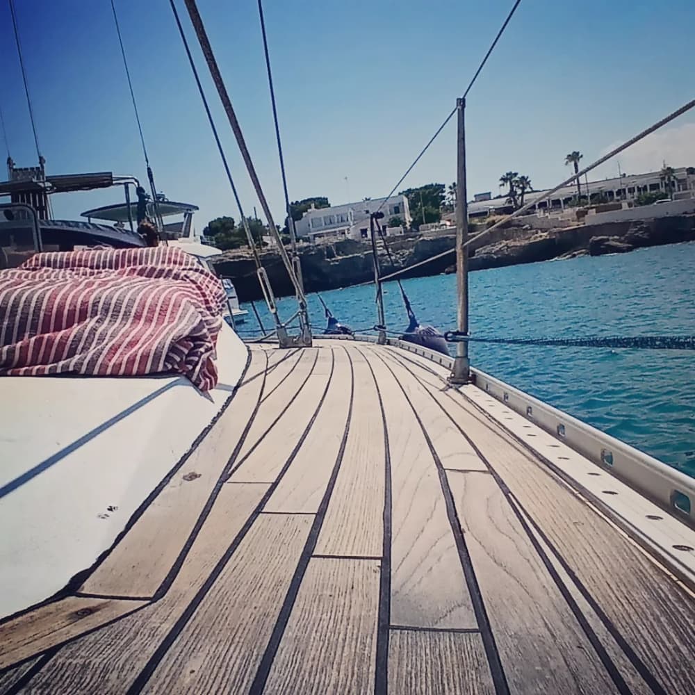 Goditi una giornata in mare a Monopoli a bordo di una barca a vela.