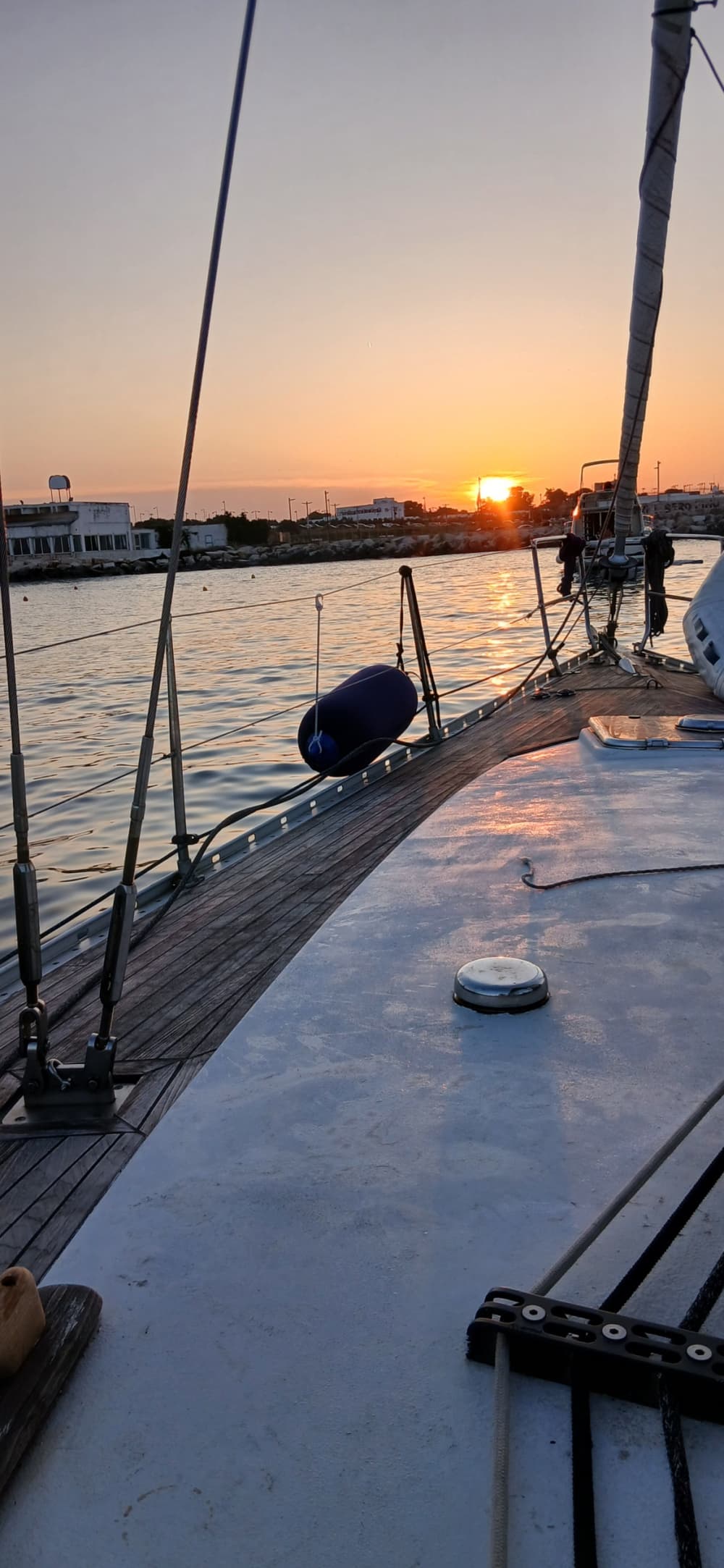 Goditi una giornata in mare a Monopoli a bordo di una barca a vela.