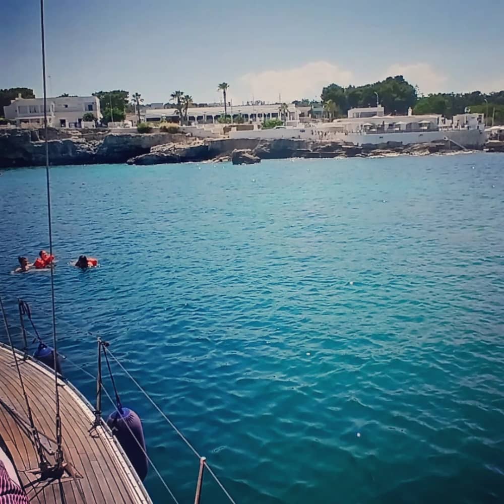 Goditi una giornata in mare a Monopoli a bordo di una barca a vela.