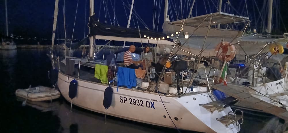 Goditi una giornata in mare a Monopoli a bordo di una barca a vela.