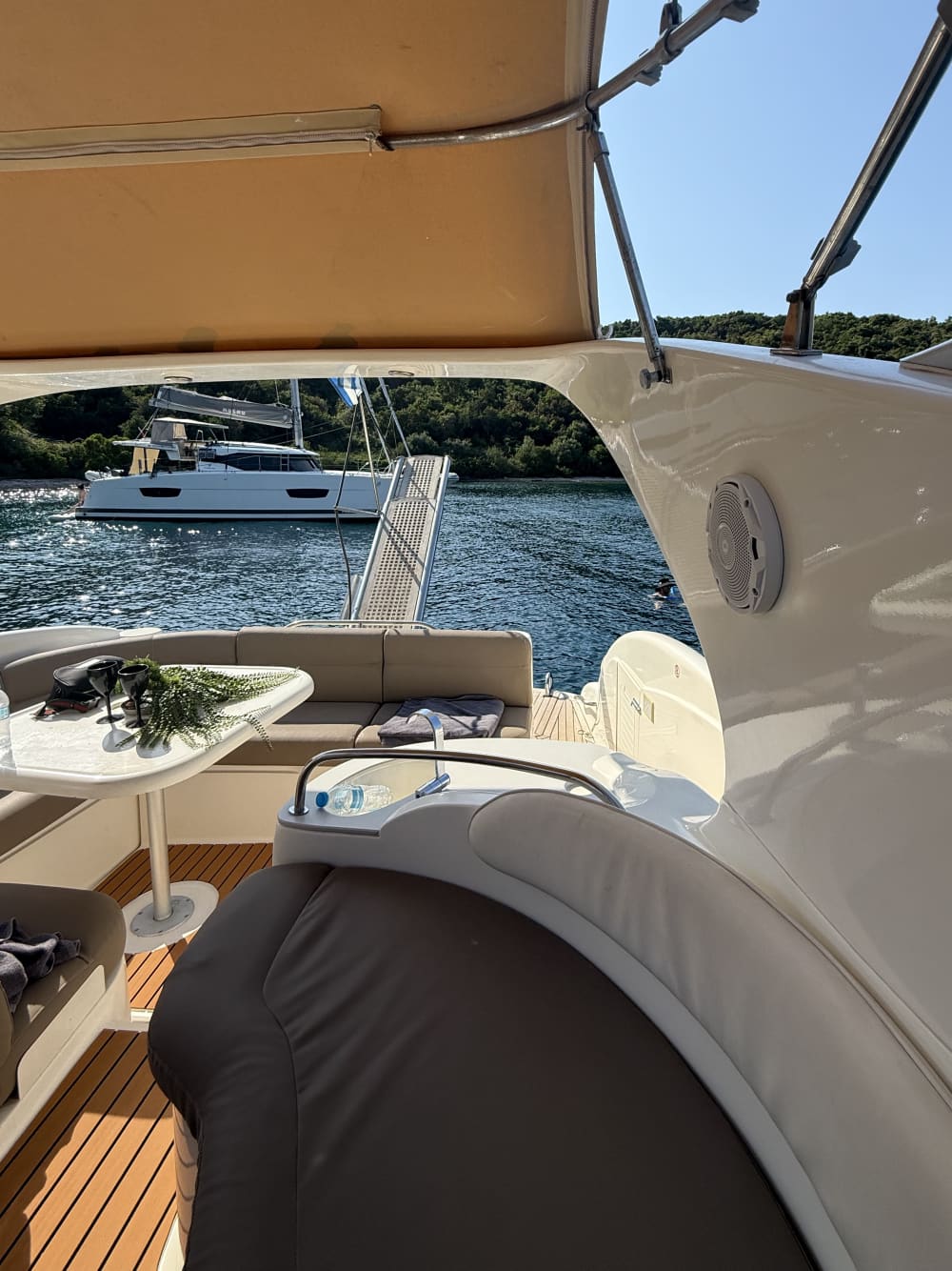 Отправляйтесь в плавание и наслаждайтесь: прибрежный круиз с обедом/ужином в греческой таверне