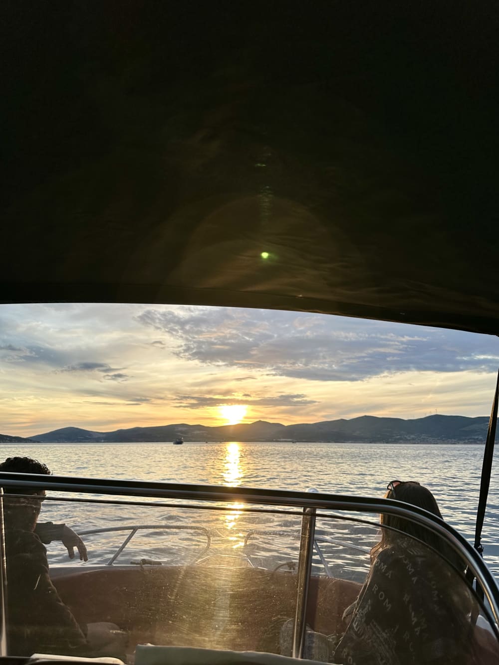 Évasion au coucher du soleil – Naviguez dans la magie du crépuscule adriatique