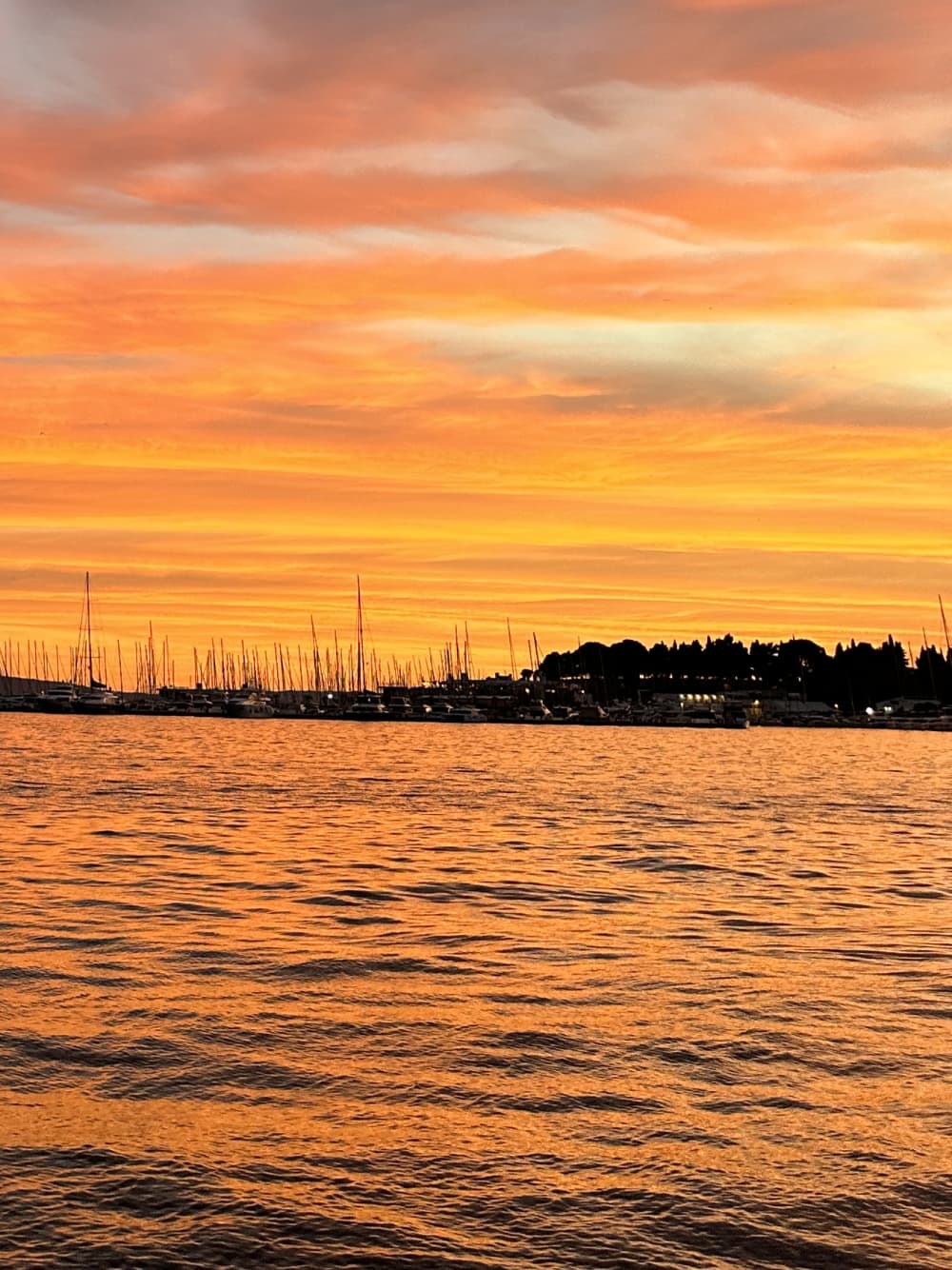 Évasion au coucher du soleil – Naviguez dans la magie du crépuscule adriatique