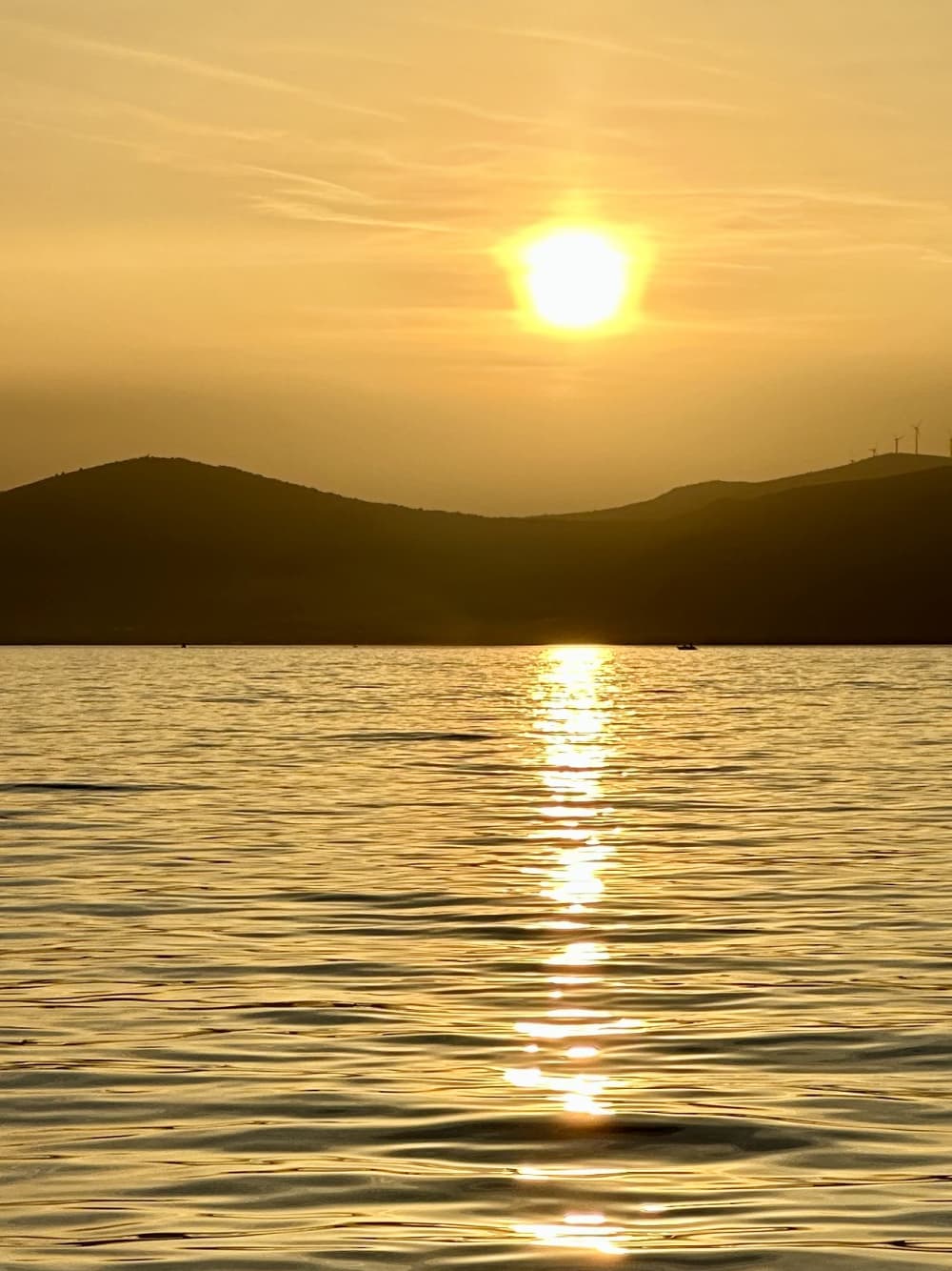 Évasion au coucher du soleil – Naviguez dans la magie du crépuscule adriatique