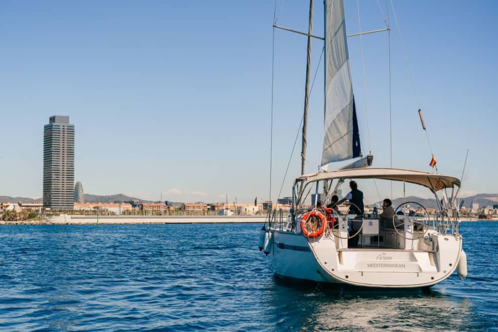 Segla bortom hamnen: 2-timmars exklusiv rundtur i Barcelonas strandpromenadshemligheter