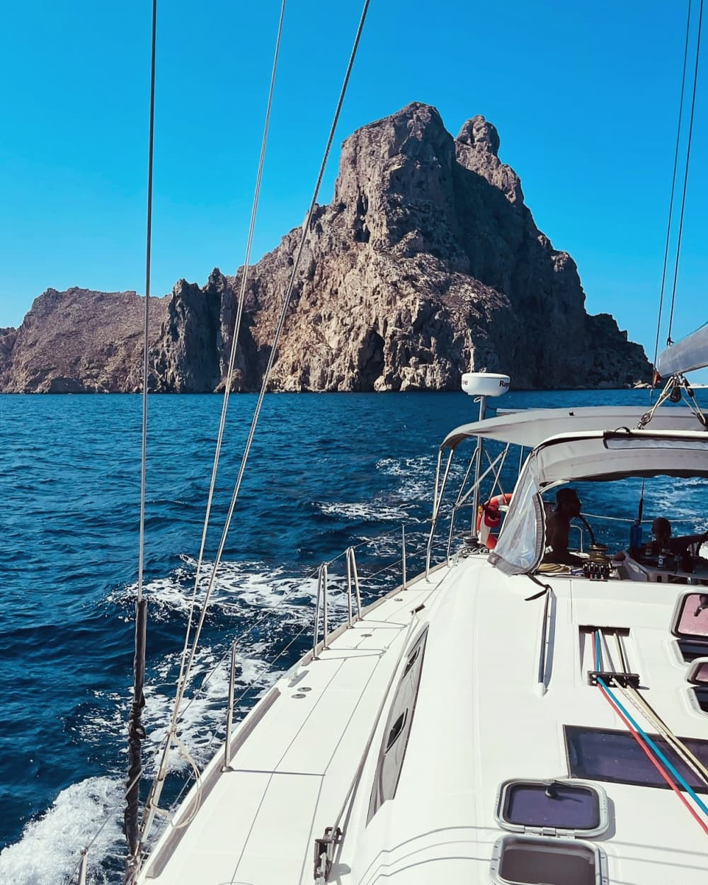 Découvrez Ibiza lors d'une excursion en voilier d'une journée.