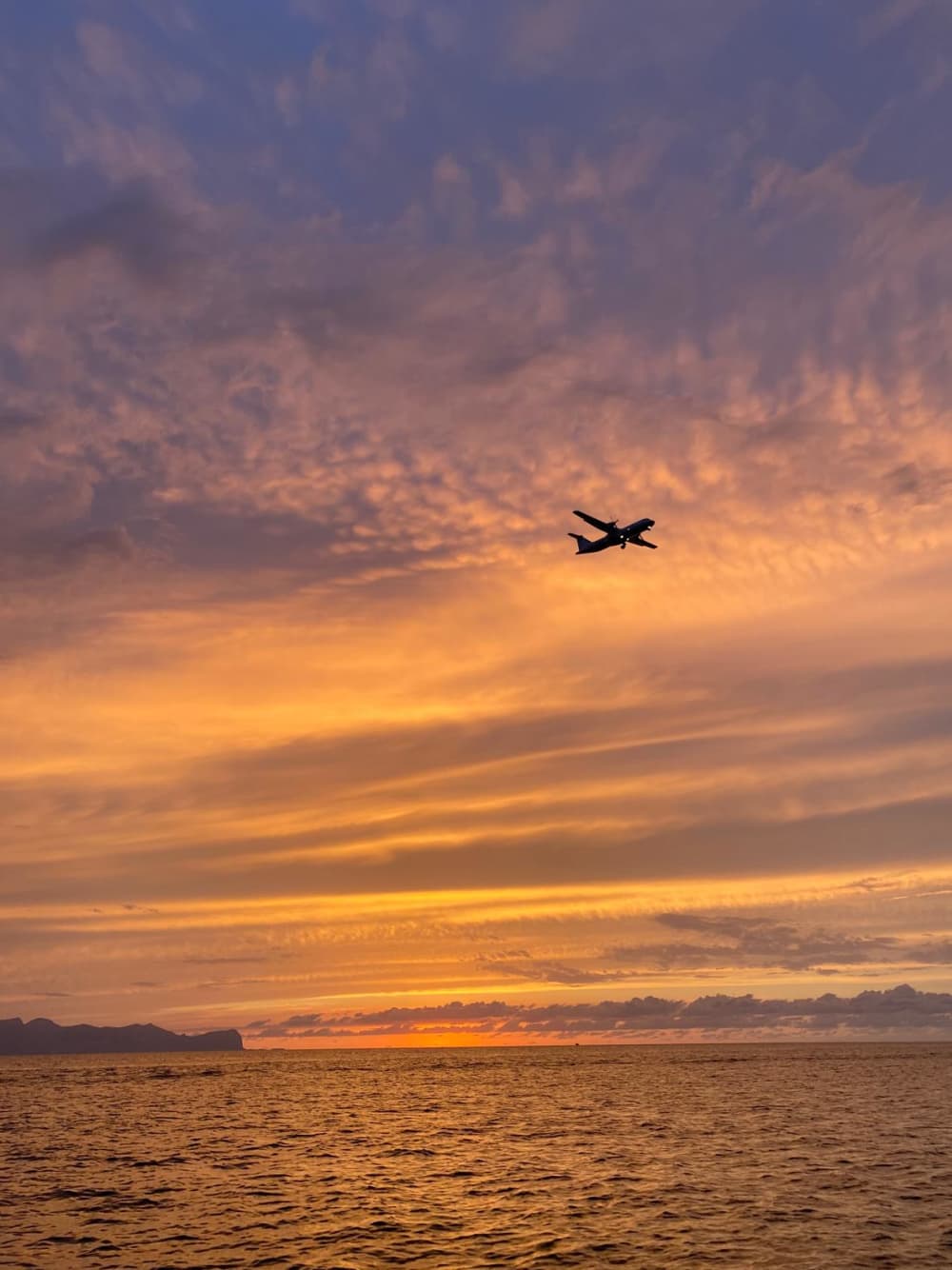 Hora dorada en barco por la costa de Terrasini