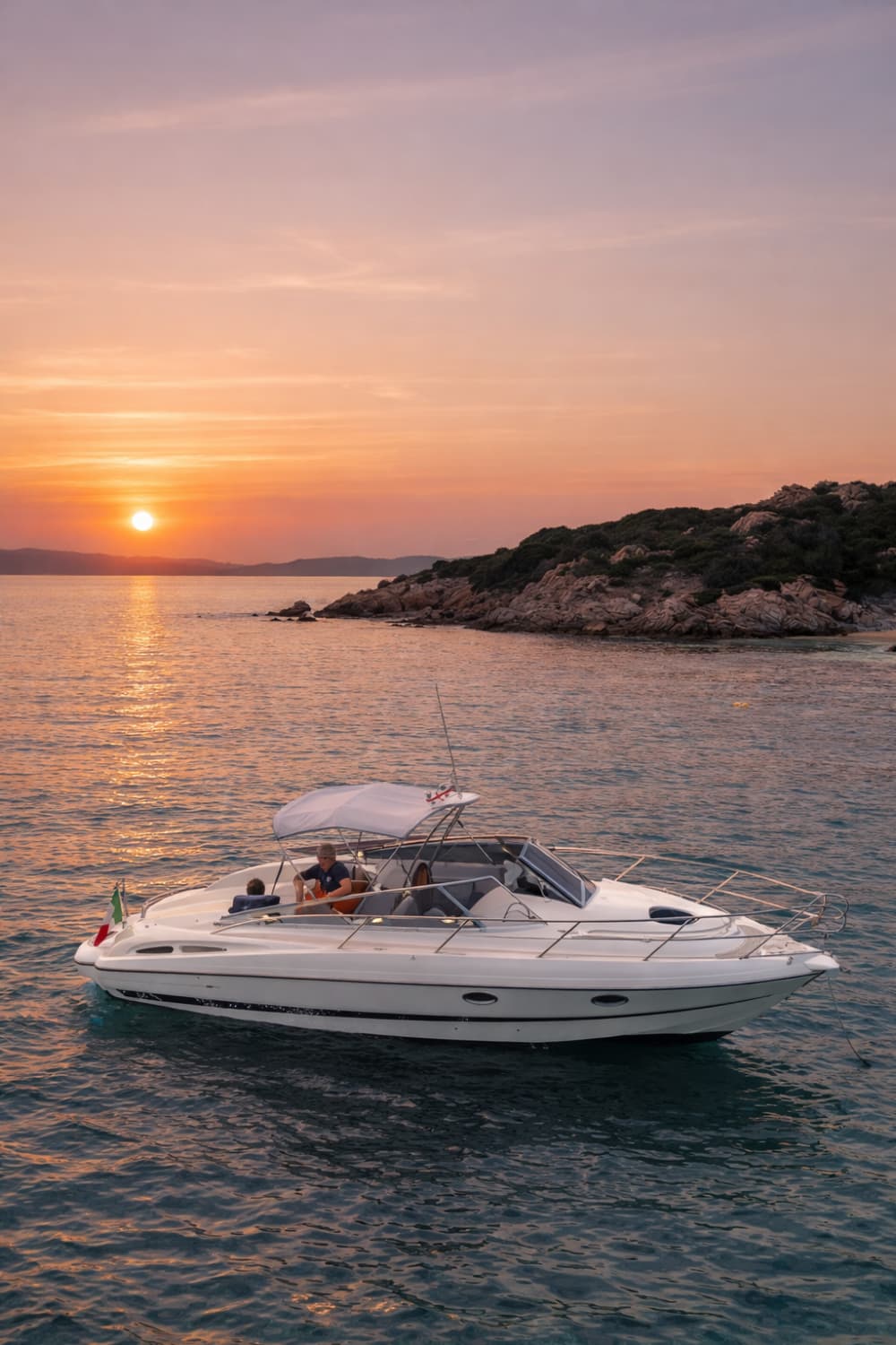 Navega por el archipiélago de La Maddalena y disfruta de un aperitivo al atardecer.