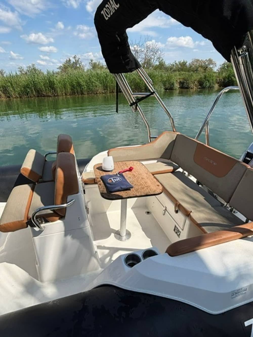 Genießen Sie 4 Stunden Sonne auf einem Motorboot in Carnon