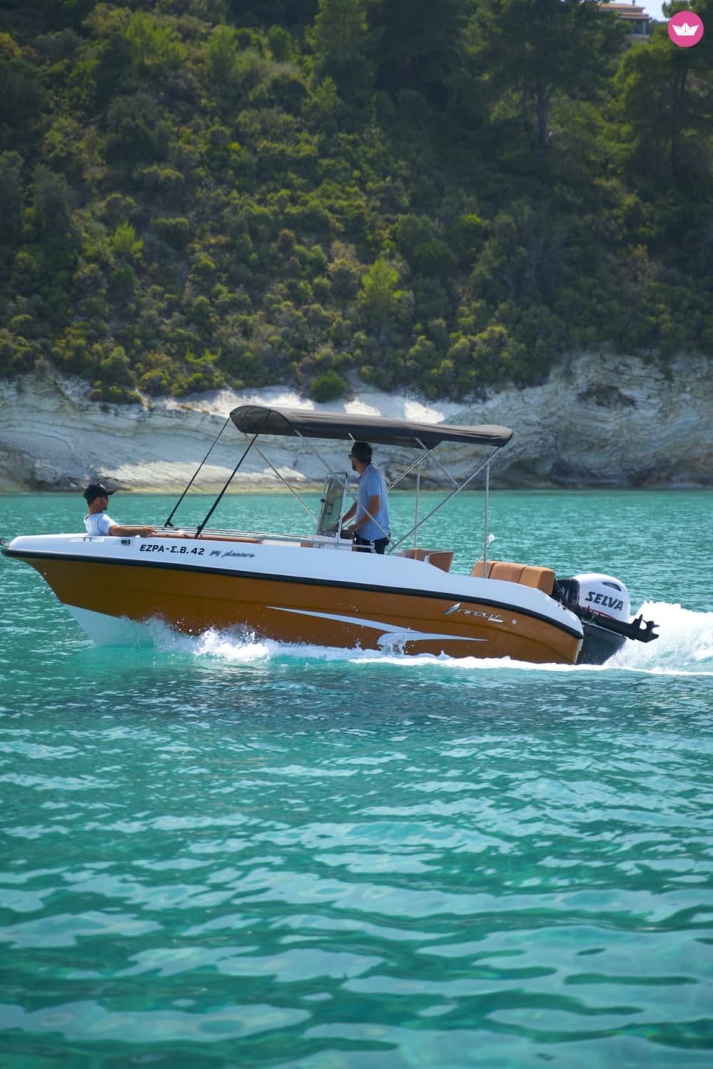 Odkryj plażę Navagio i Błękitne Jaskinie łodzią