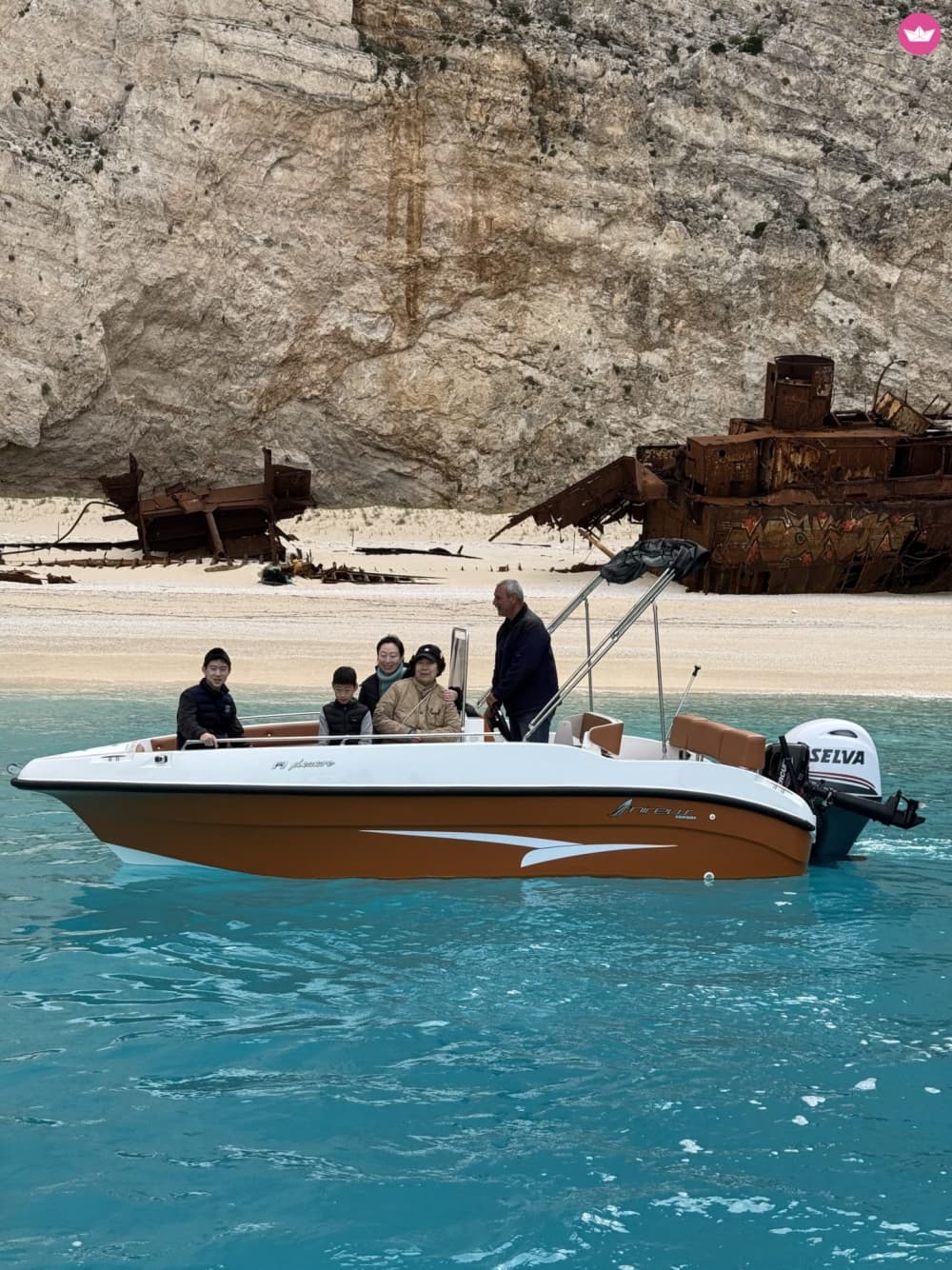 Odkryj plażę Navagio i Błękitne Jaskinie łodzią