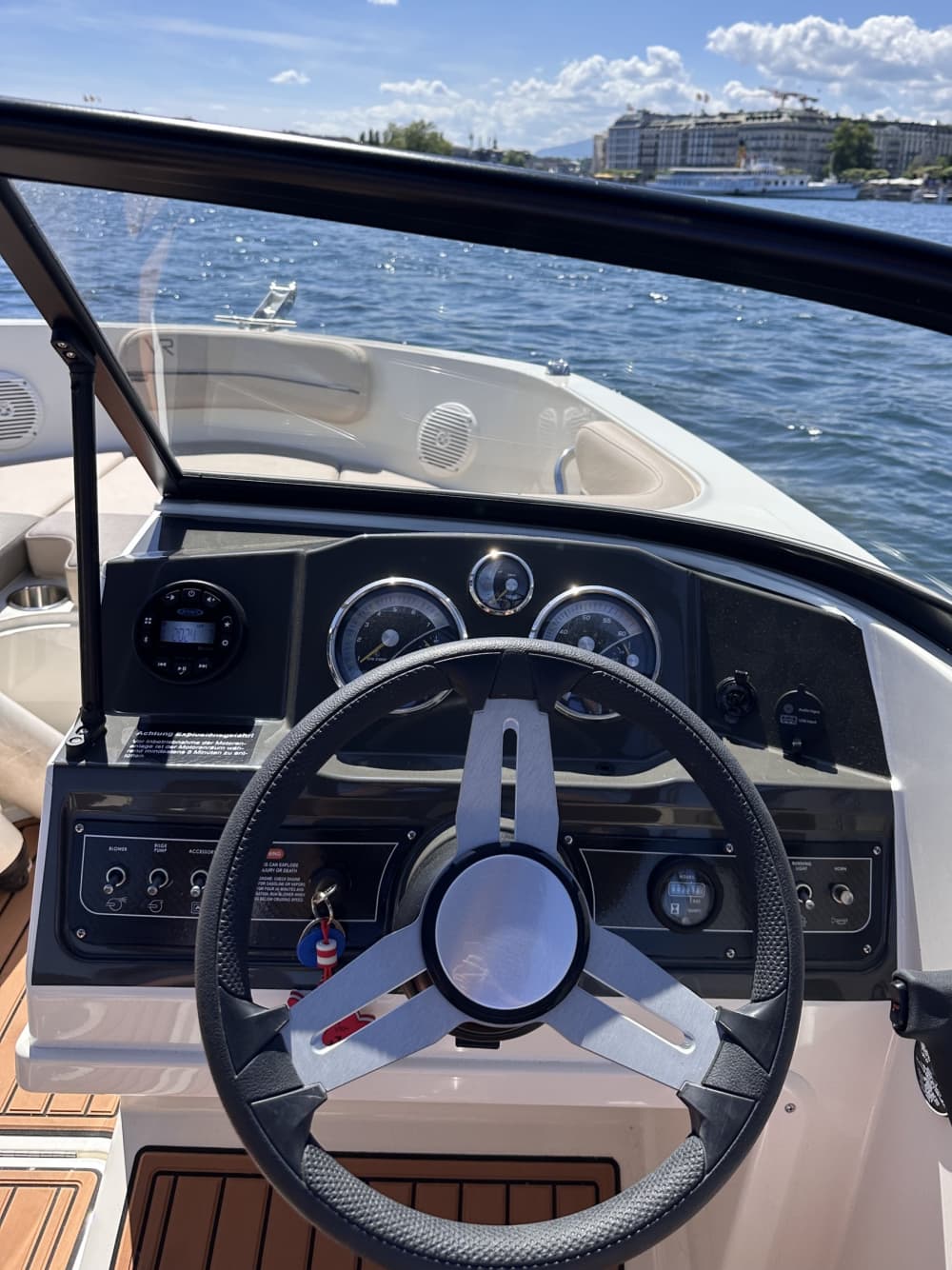 4 horas para descobrir Genebra em um barco a motor