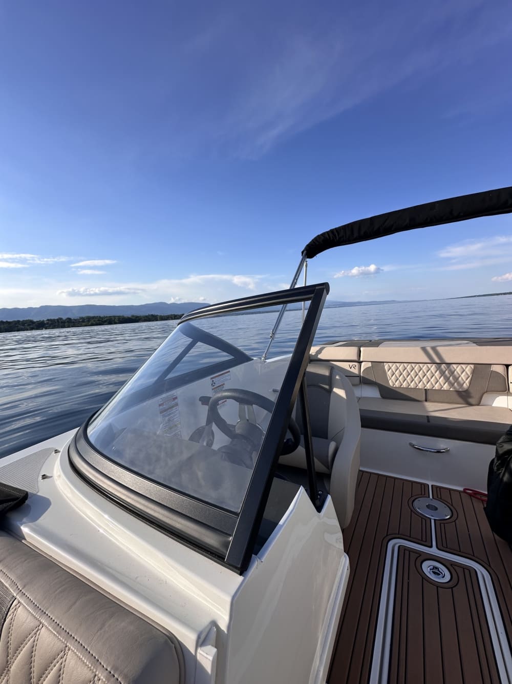 4 horas para descobrir Genebra em um barco a motor