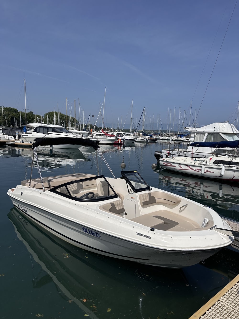 4 horas para descobrir Genebra em um barco a motor