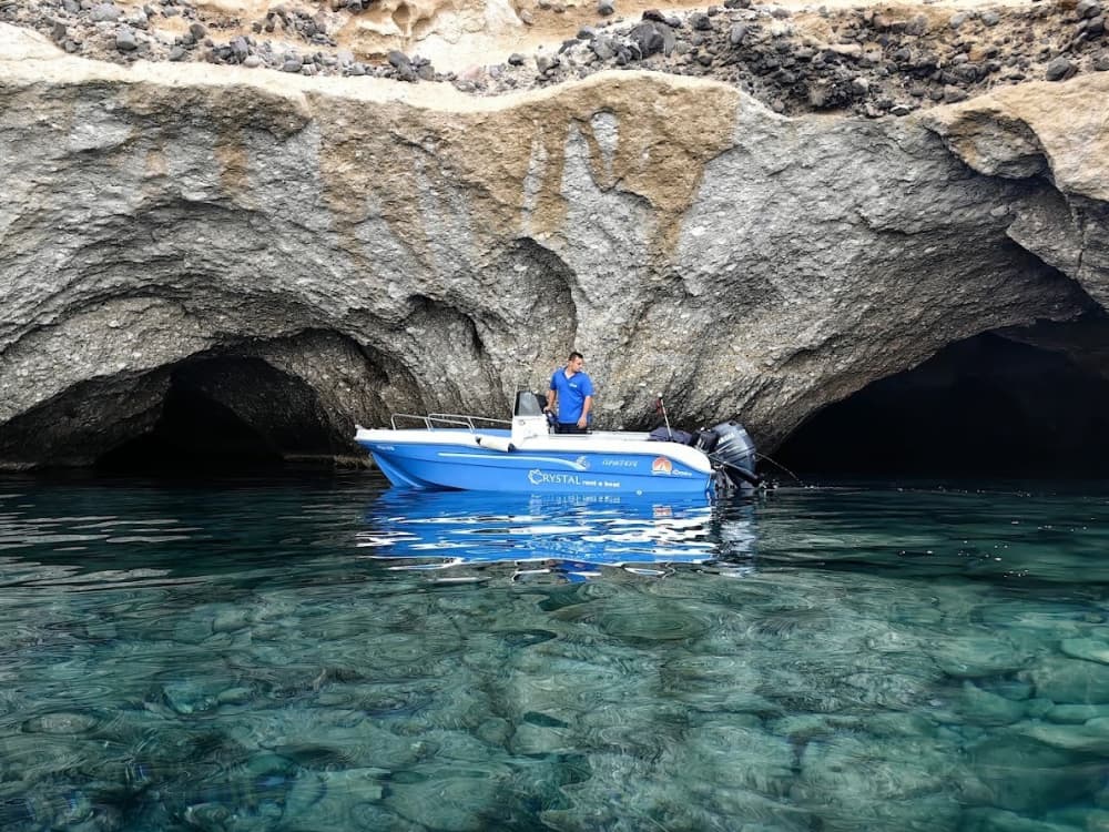 Your day in Milos: Rent a motorboat for 9h of discovery