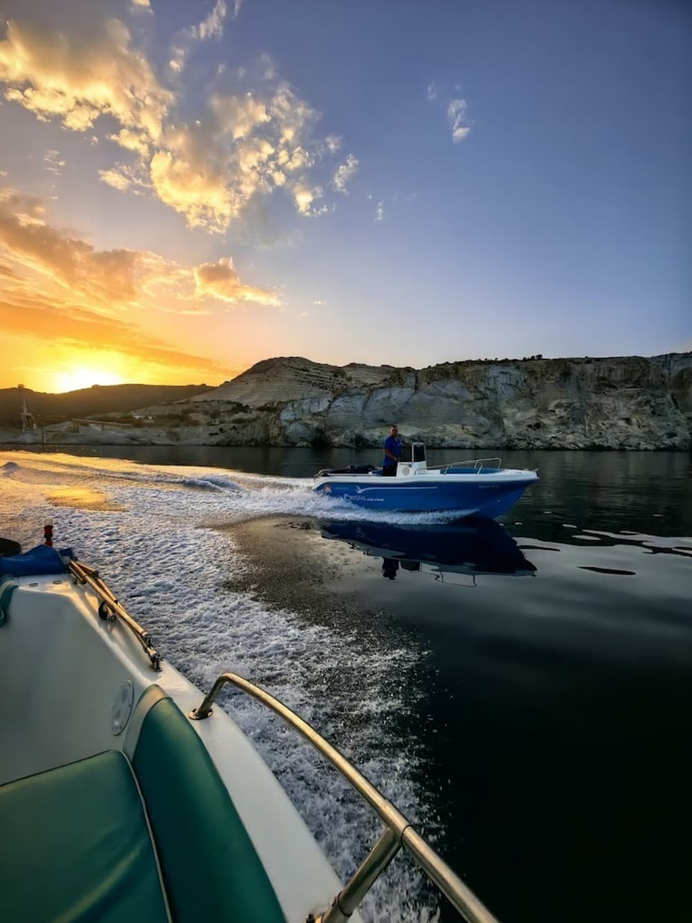 Your day in Milos: Rent a motorboat for 9h of discovery