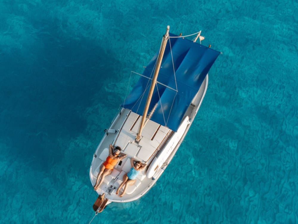 Esplora la costa nord o sud di Minorca su un llaut minorchino (8 ore)