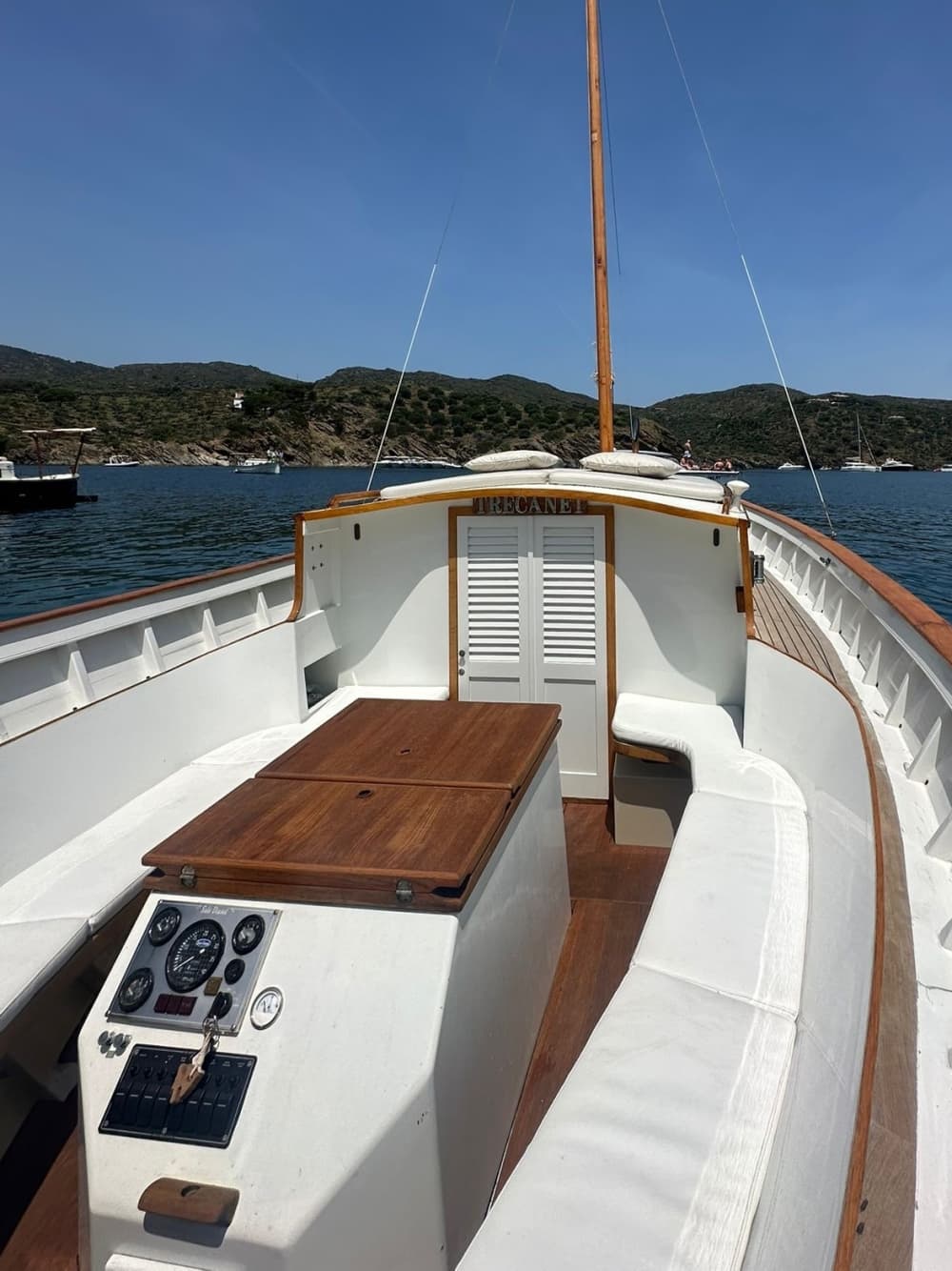 Geniet van 8 uur op een motorboot om Cadaqués te verkennen