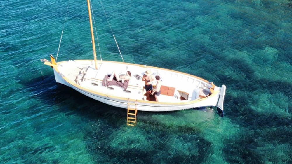 Geniet van 8 uur op een motorboot om Cadaqués te verkennen