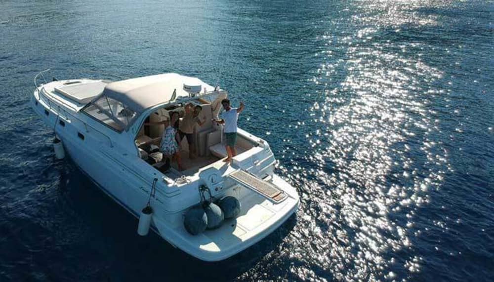 Ziua ta în Amalfi: Închiriază o barcă cu motor pentru 8 ore de descoperire