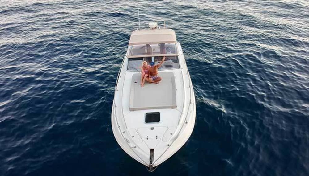 Votre journée à Amalfi : louez un bateau à moteur pour 8 h de découverte.