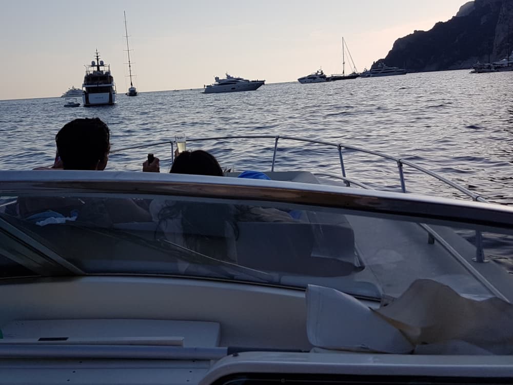 Ziua ta în Amalfi: Închiriază o barcă cu motor pentru 8 ore de descoperire