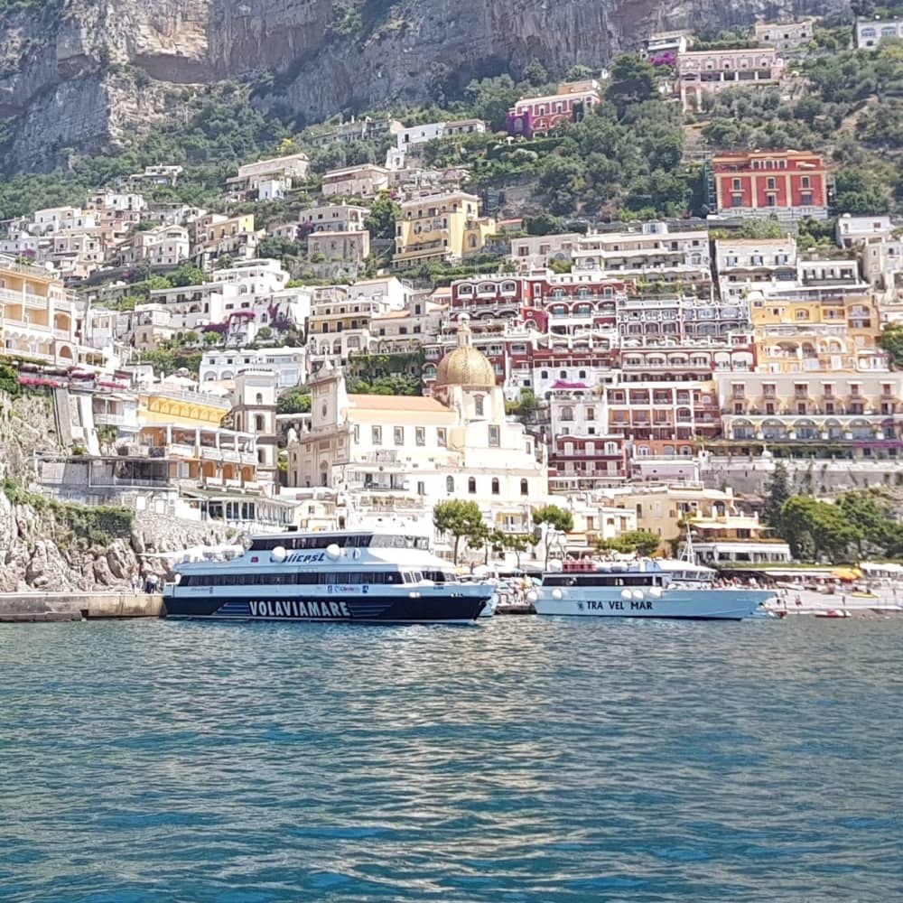 Votre journée à Amalfi : louez un bateau à moteur pour 8 h de découverte.