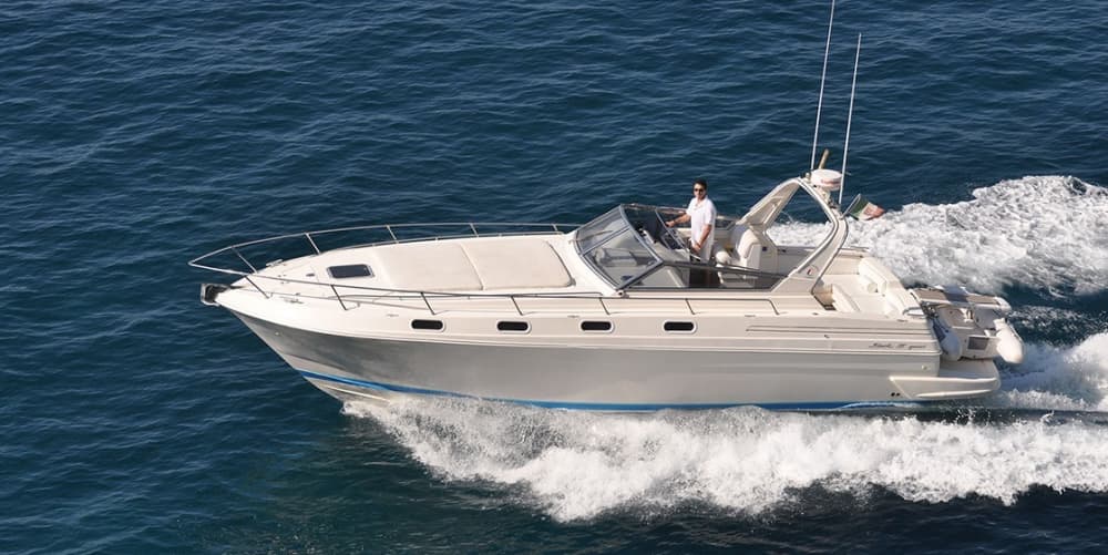 Votre journée à Amalfi : louez un bateau à moteur pour 8 h de découverte.