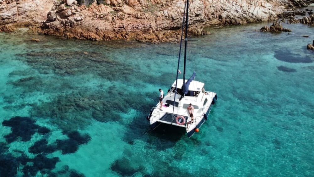 Island Dreams: Ganztägige Katamarantour nach Spargi und Budelli