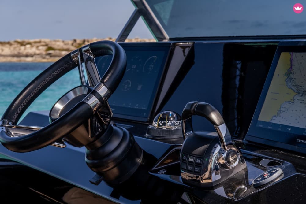 De Ibiza a Formentera: 8 horas em um iate de carbono de alto desempenho.