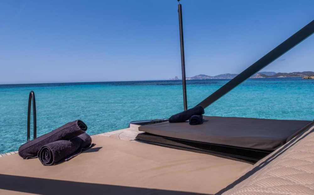 De Ibiza a Formentera: 8 horas em um iate de carbono de alto desempenho.