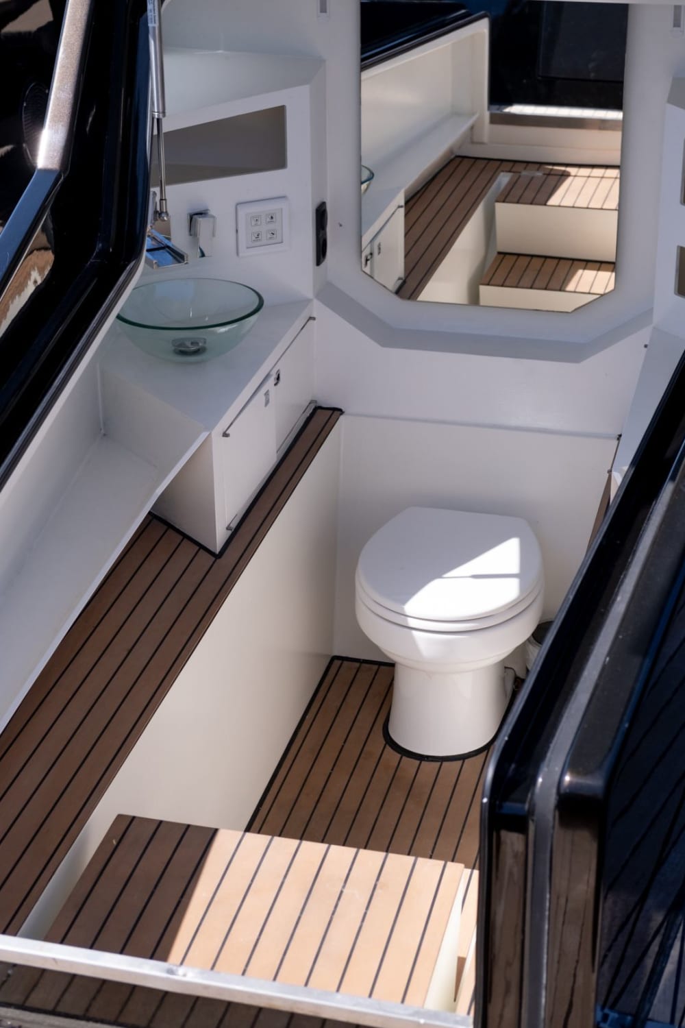 De Ibiza a Formentera: 8 horas em um iate de carbono de alto desempenho.