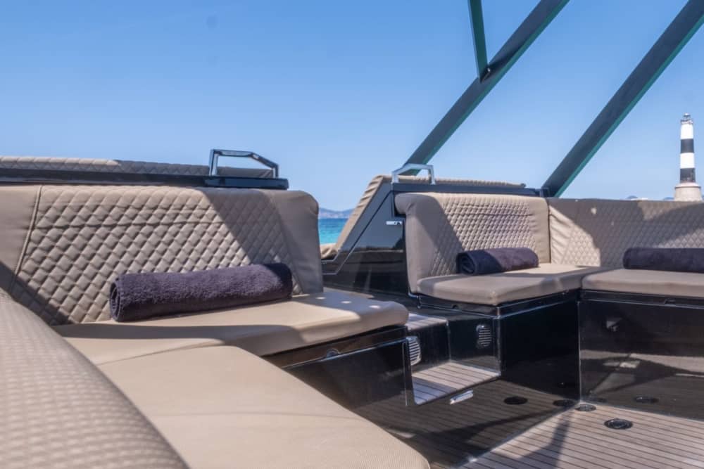 De Ibiza a Formentera: 8 horas em um iate de carbono de alto desempenho.