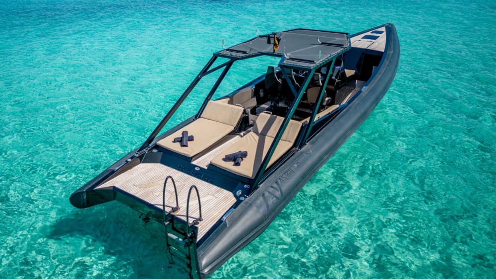 De Ibiza a Formentera: 8 horas em um iate de carbono de alto desempenho.