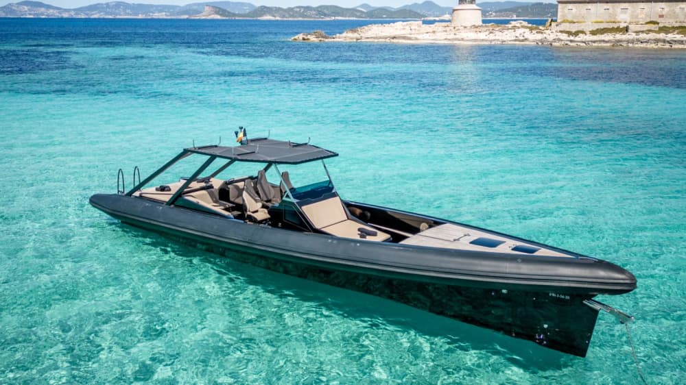 De Ibiza a Formentera: 8 horas em um iate de carbono de alto desempenho.
