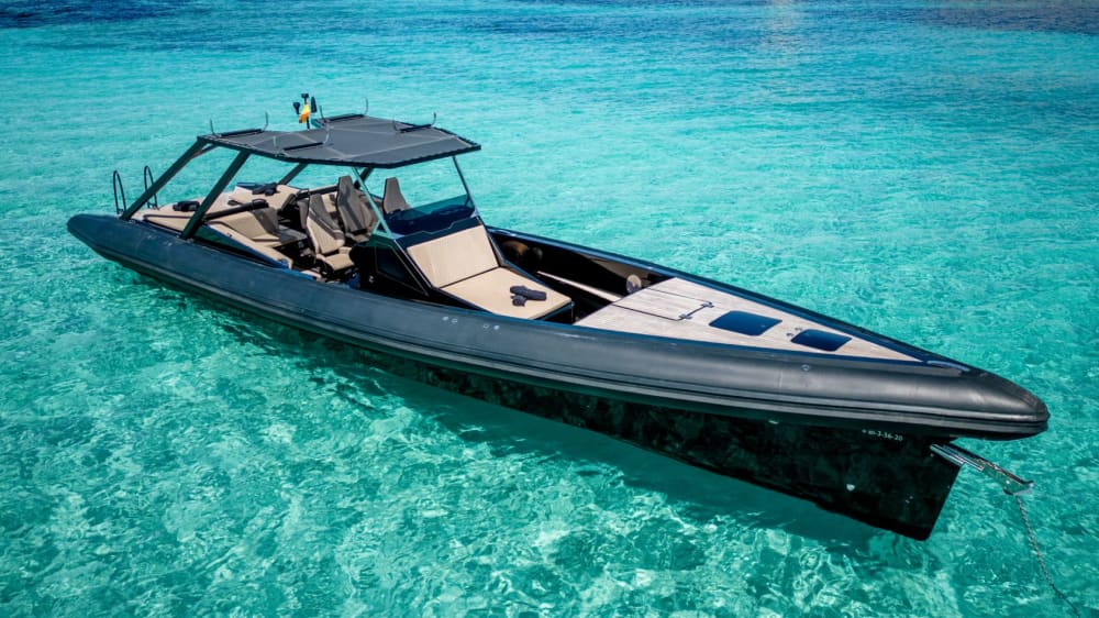 De Ibiza a Formentera: 8 horas em um iate de carbono de alto desempenho.