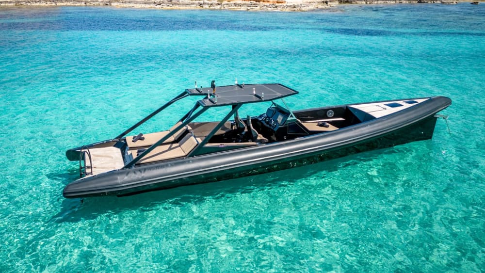 De Ibiza a Formentera: 8 horas em um iate de carbono de alto desempenho.