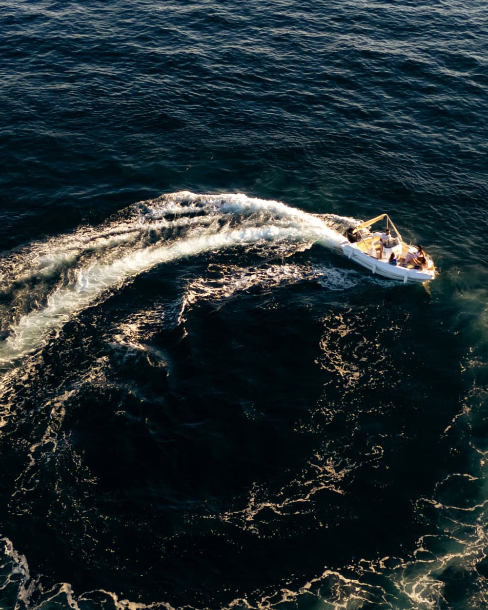 Experiencia en la costa de Taormina y snorkel

Excursión privada personalizada por aguas cristalinas, calas y cuevas escondidas con vistas al Etna.