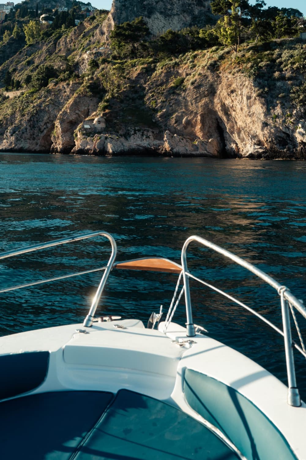 Taormina-Küstenerlebnis & Schnorcheln

Privater Ausflug durch kristallklares Wasser, Buchten und versteckte Höhlen mit Blick auf den Ätna