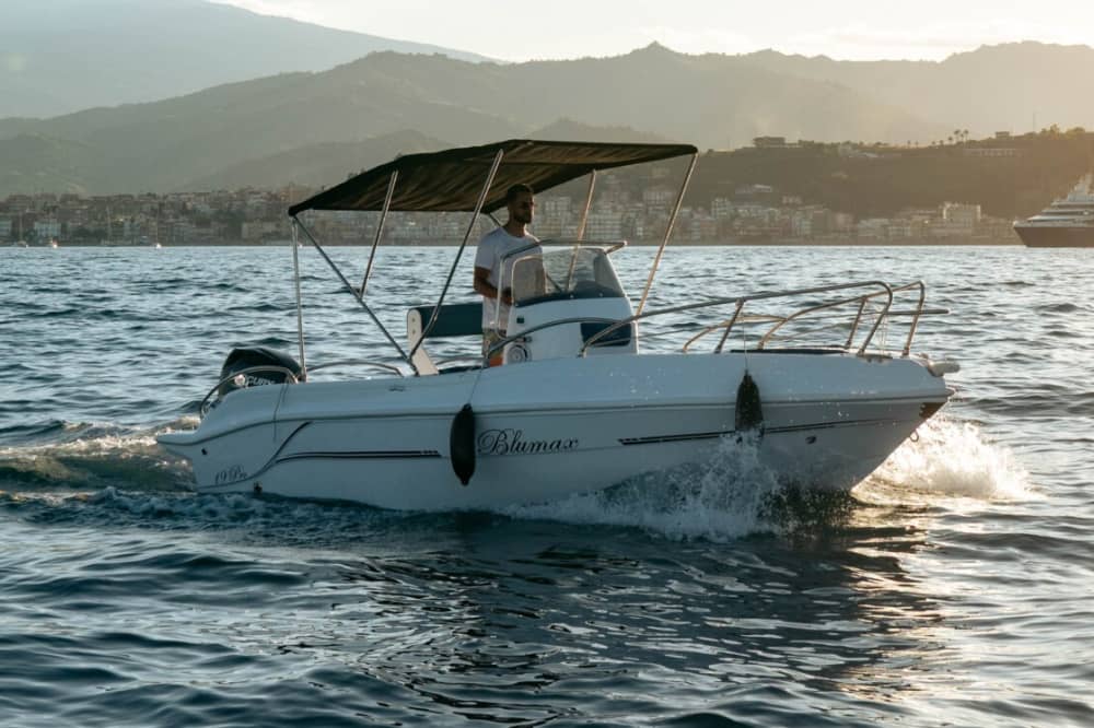Experiencia en la costa de Taormina y snorkel

Excursión privada personalizada por aguas cristalinas, calas y cuevas escondidas con vistas al Etna.