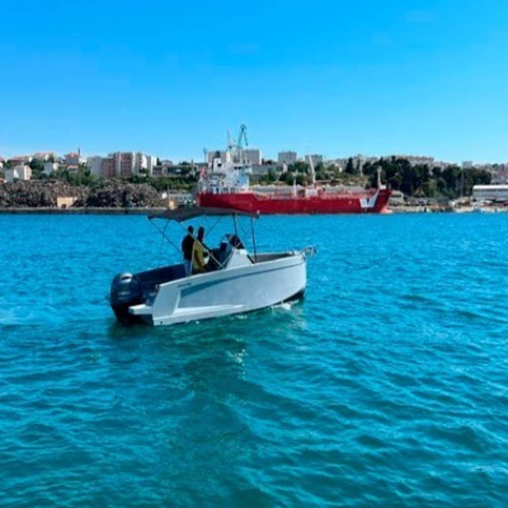 Η μέρα σας στο λιμάνι της Μήλου, Μήλος: Νοικιάστε ένα μηχανοκίνητο σκάφος για μια ολόκληρη μέρα εξερεύνησης