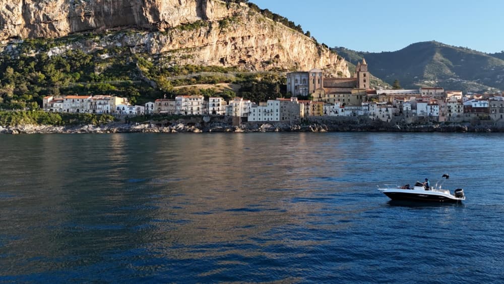 Cefalù Küste zu Küste: Private Tour mit Schnorcheln und Getränken an Bord