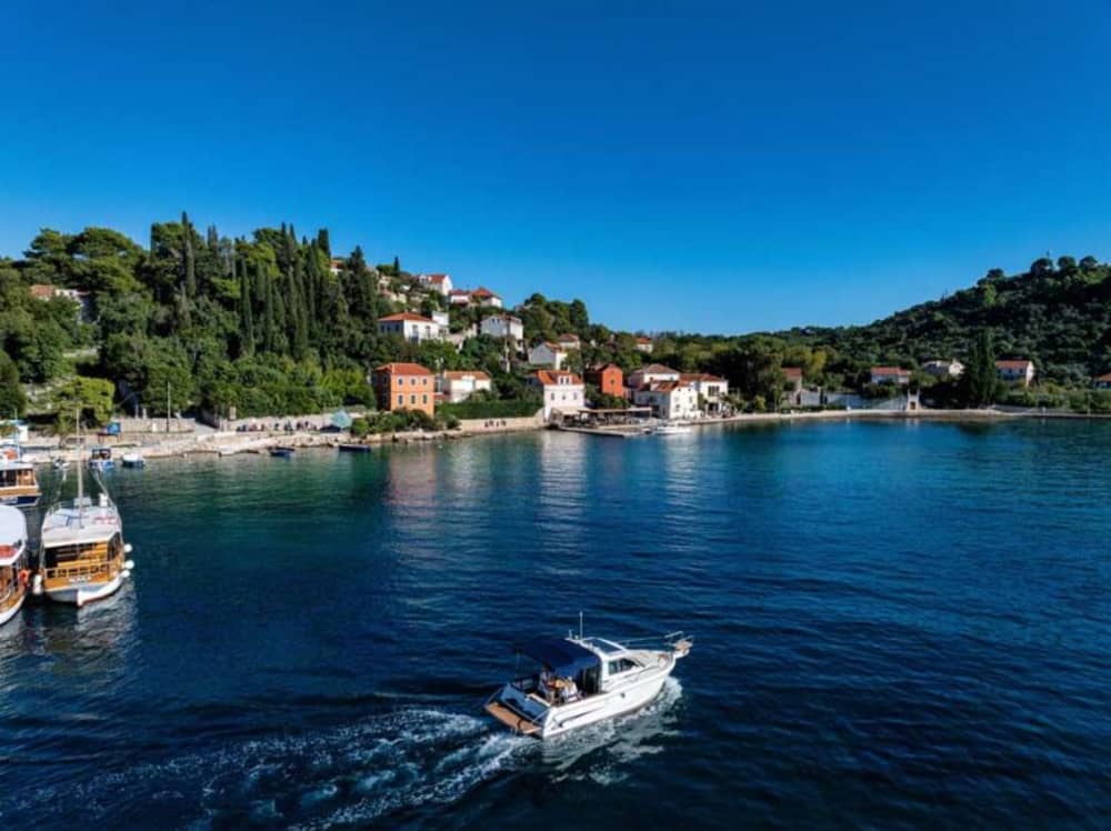 Heldags guidad kulturarvsrundtur på Elafitiöarna – onsdagar och söndagar