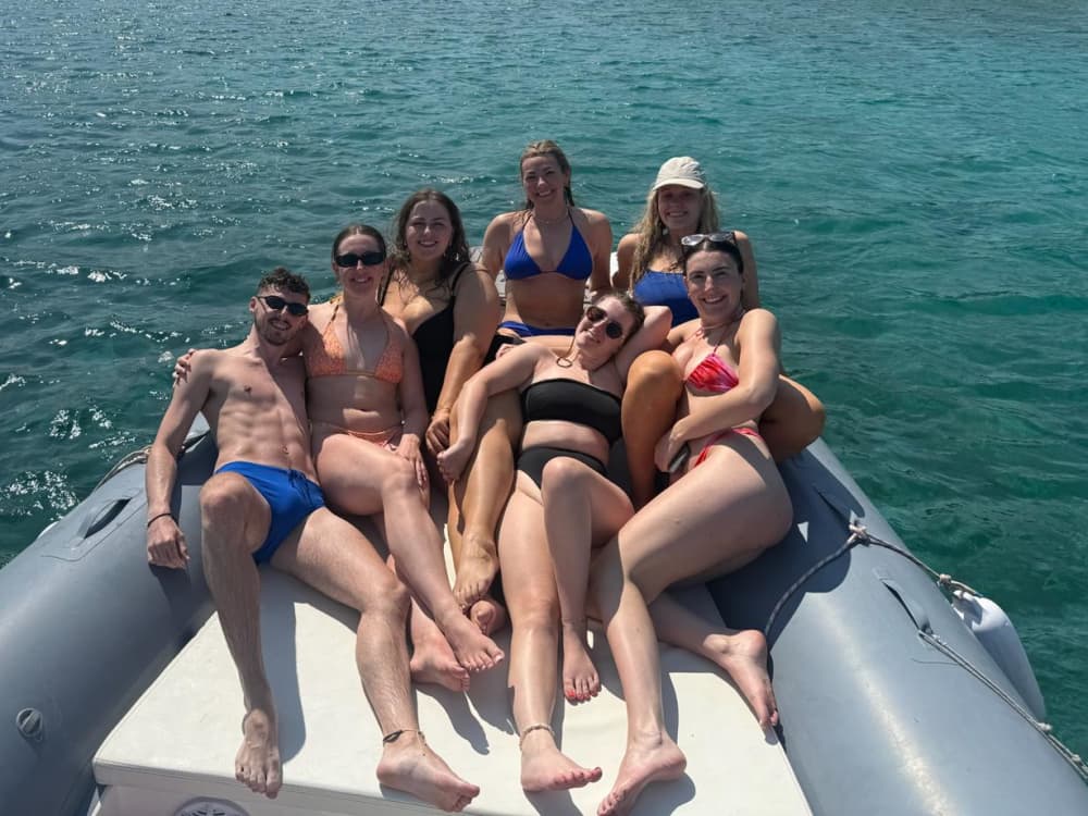 Tour di 5 ore alla spiaggia di Lovrečina e Supetar da Kaštel Stari