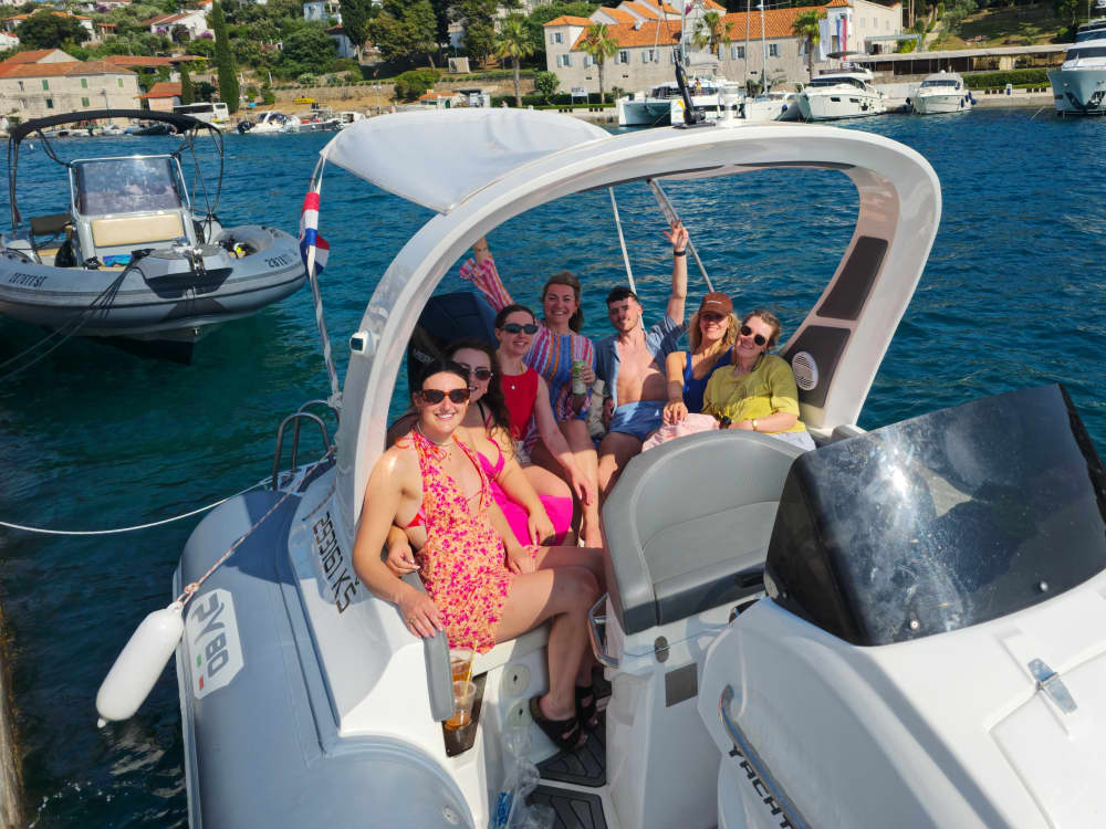 Tour di 5 ore alla spiaggia di Lovrečina e Supetar da Kaštel Stari