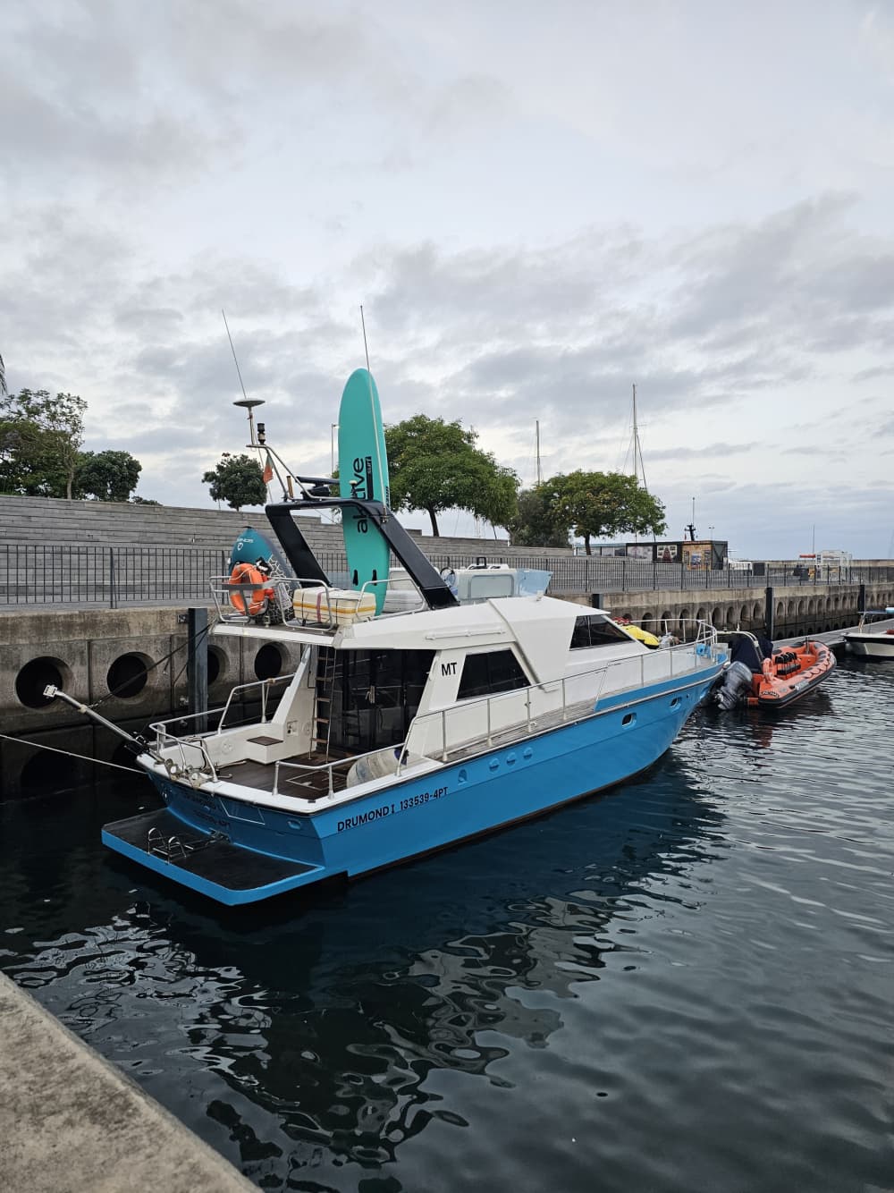 Goditi 4 ore di sole su uno yacht a motore a Funchal.