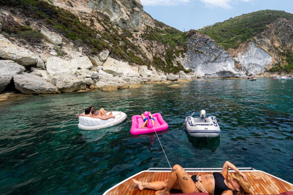 L'Incanto di Ponza: Un Giorno di Lusso e Avventura dal Porto di Nettuno
