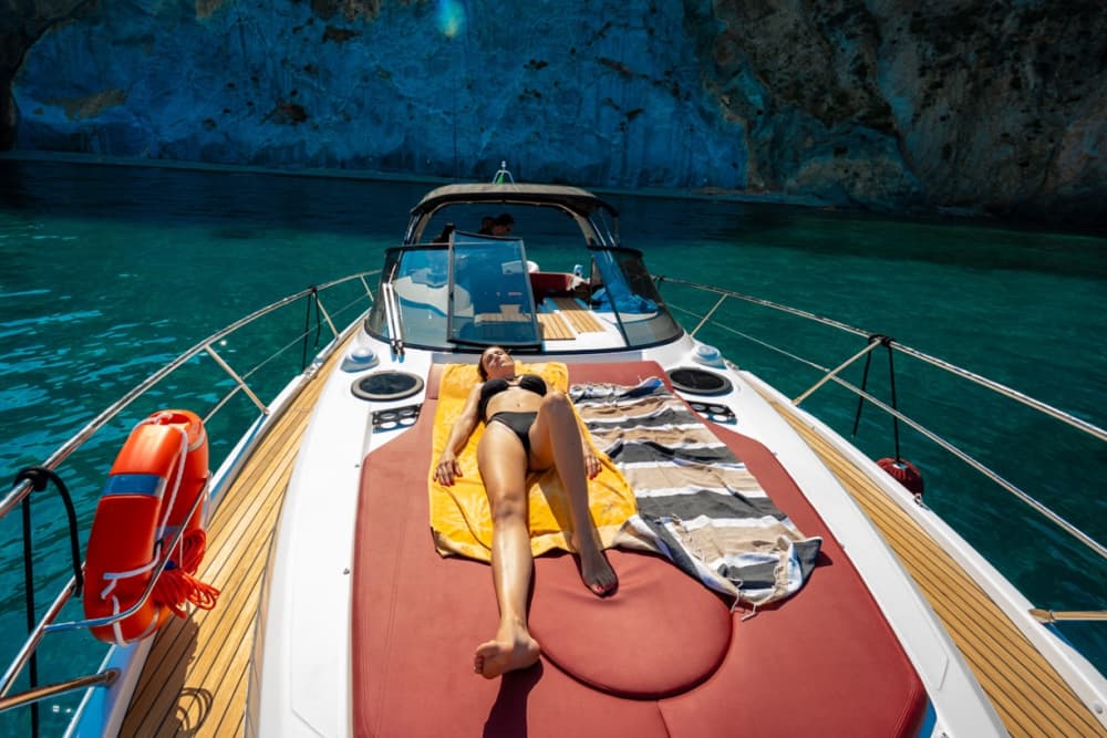 L'Incanto di Ponza: Un Giorno di Lusso e Avventura dal Porto di Nettuno